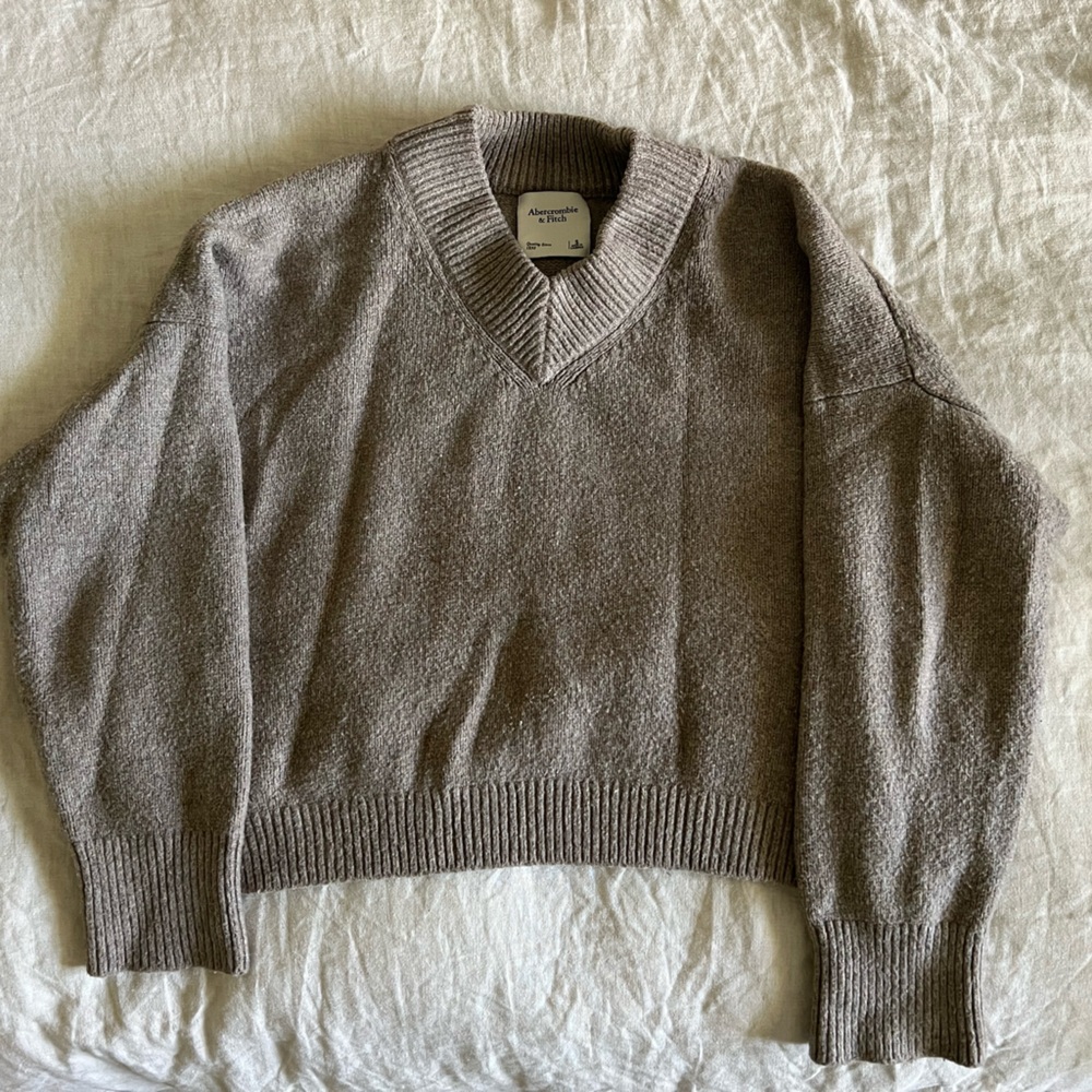 Abercrombie & Fitch Wedge Gray V-Neck Sweater